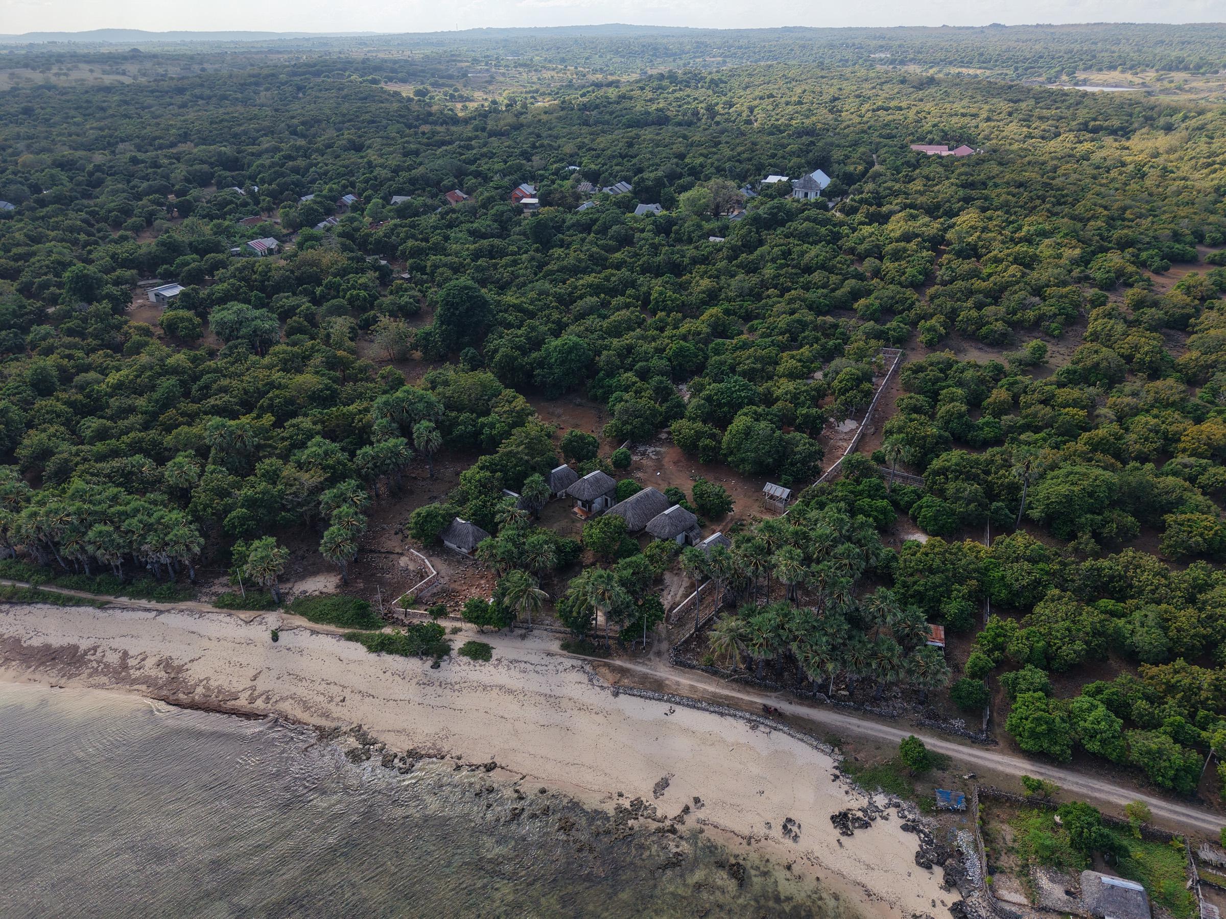 Wide aerial view of the coastline and the inland plain behind Sedeoen